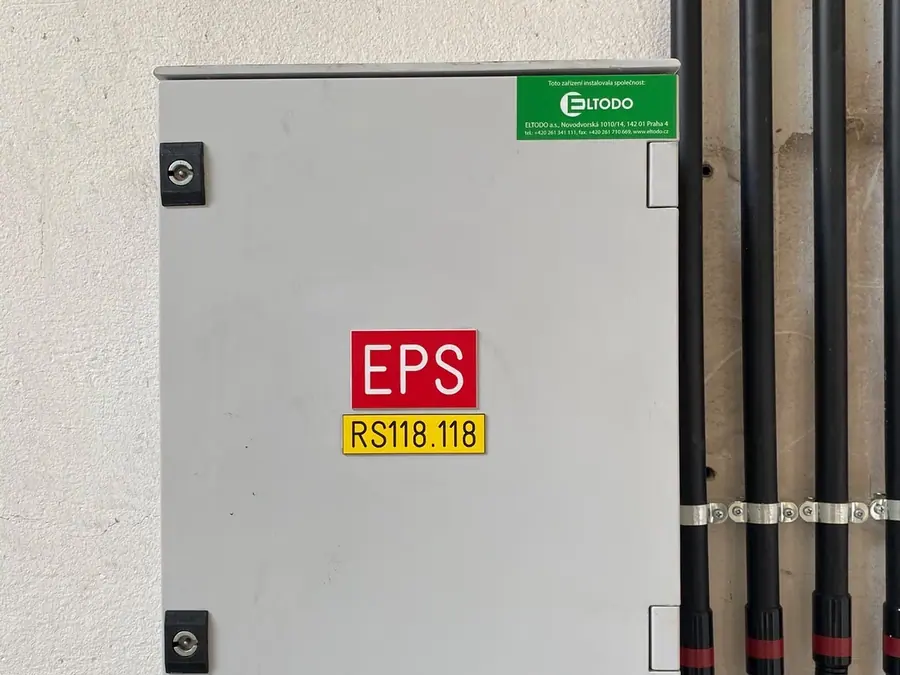Ústředna EPS na stěně objektu